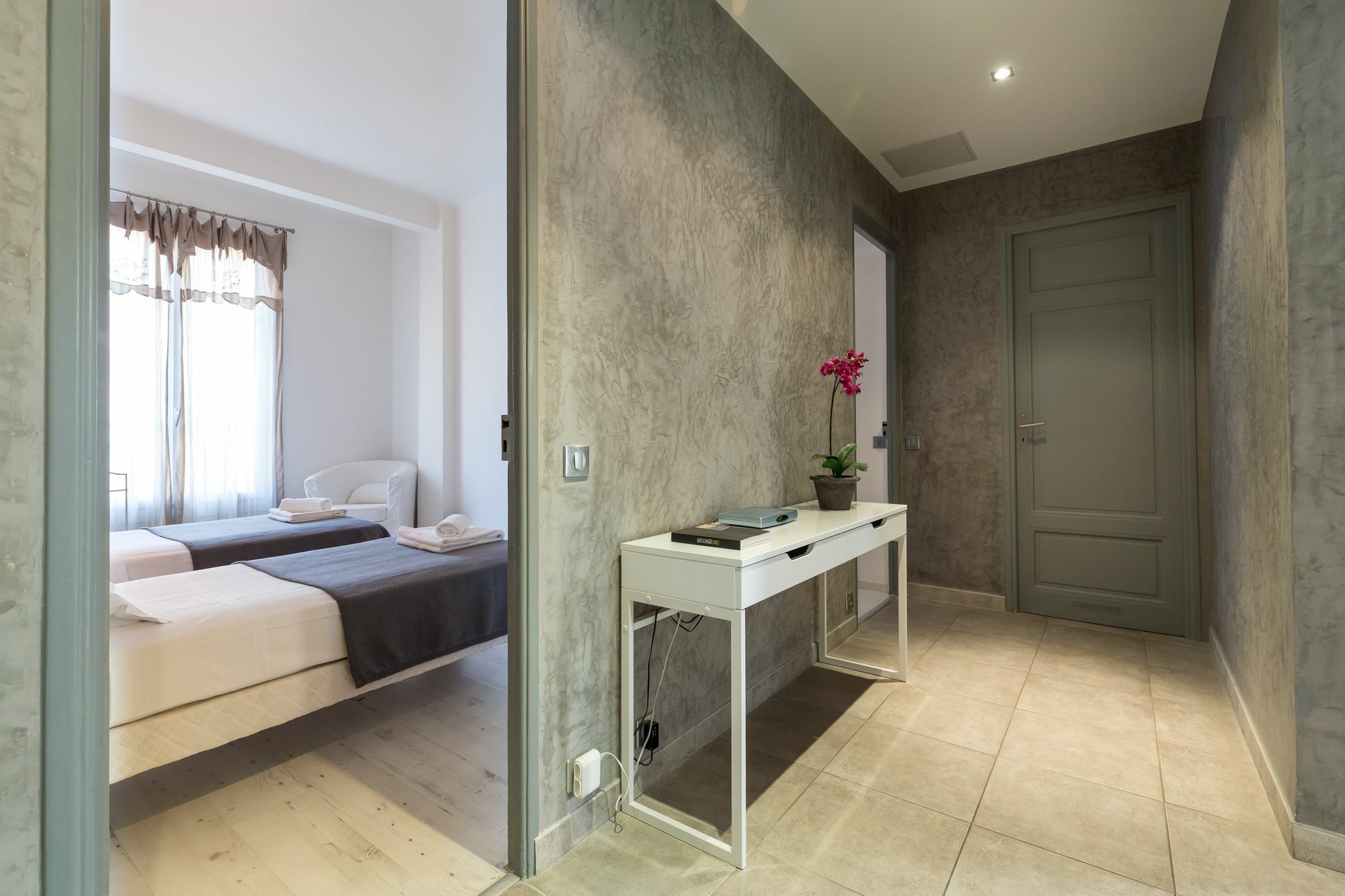Centrally Located Modern 2 Bed Apartment In Cannes With Aircon And High Ceilings And Modern Design 696 Bagian luar foto